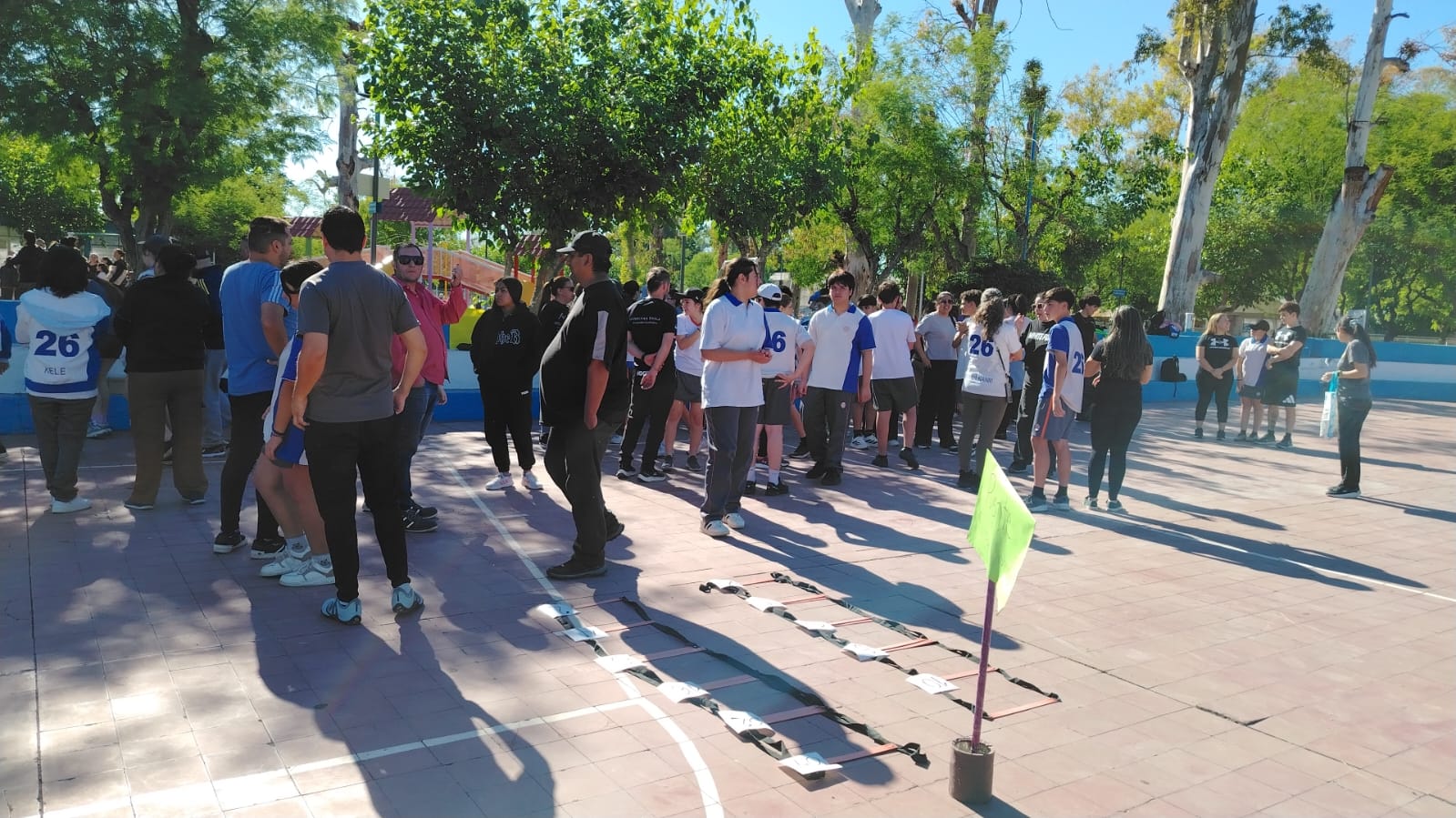 En la cancha, juegos recreativos al aire libre.